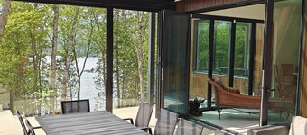 Bijou sur le Lac - 4 bdr., 3 1/2 bath, Spa, Steam, dog, lake front 3,000 sq.ft