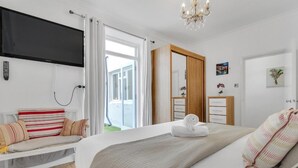 2 bedrooms, iron/ironing board, WiFi (free), bed sheets - Central Haven By My Getaways (Brighton)
