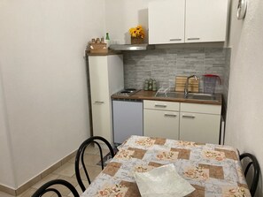 Ofen, Herdplatte, Wasserkocher, Hochstuhl