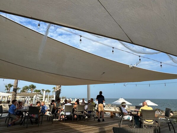 تناول الطعام بالخارج