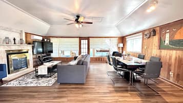 Smart-TV, Kamin, DVD-Player, Bücher