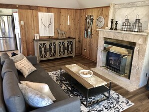 Smart-TV, Kamin, DVD-Player, Bücher