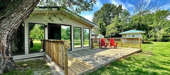 Entire house cottage with view of the Niagara River.
