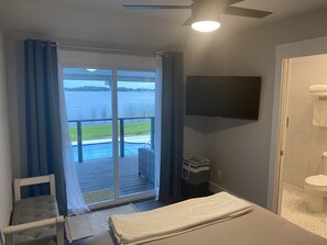 4 chambres, bureau, fer et planche à repasser, lit parapluie