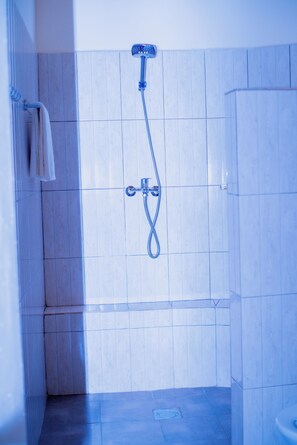 Quellwasserbad, Hydromassagedusche, kostenlose Toilettenartikel