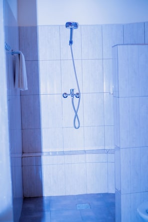 Spring water bathtub, hydromassage showerhead, free toiletries, slippers