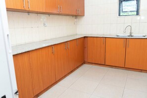 Executive Single Room | Private kitchen | Full-size fridge, microwave, oven, stovetop