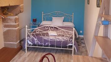 7 bedrooms, iron/ironing board, travel cot, free WiFi