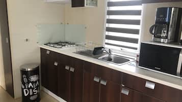 Kühlschrank, Mikrowelle, Herdplatte, Wasserkocher mit Kaffee-/Teezubehör