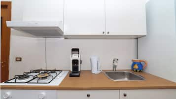 Fridge, oven, stovetop, coffee/tea maker