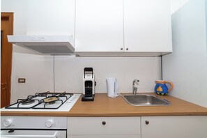 Refrigerador, horno, parrilla de estufa y cafetera y tetera