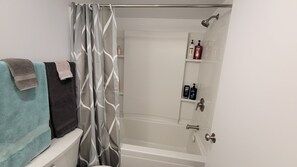 Secador de cabelo, toalhas de banho, sabonete, shampoo