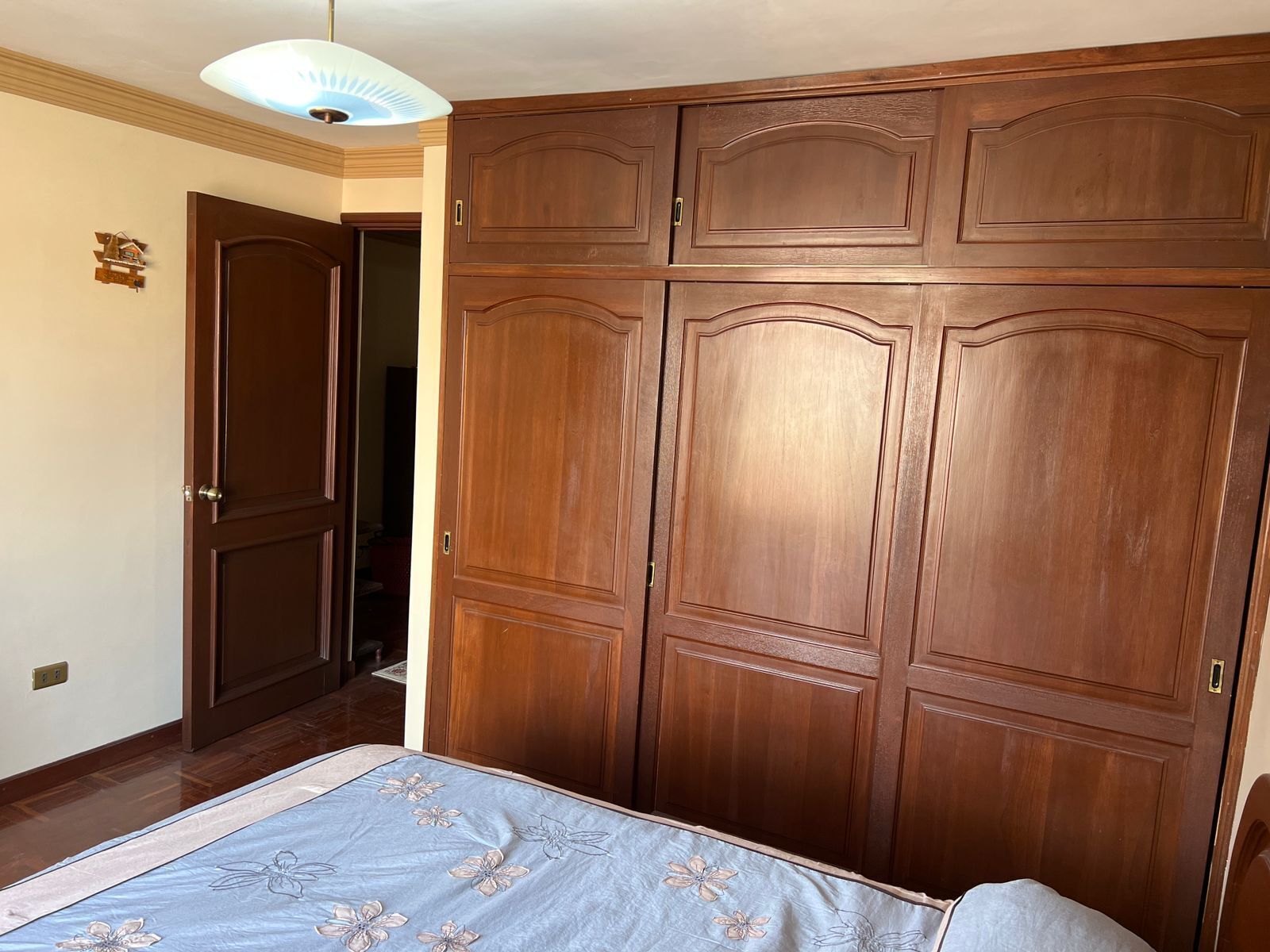 1 多间卧室、熨斗/熨衣板、WiFi、床单