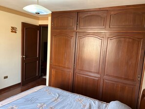 1 غرفة نوم ومكواة/لوح كي وواي فاي وملاءات أسرّة