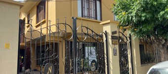 acogedora casa familiar con habitaciones privadas.