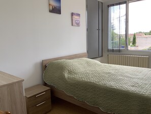 3 chambres, fer et planche à repasser, Wi-Fi, draps fournis
