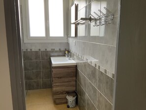 Douche, sèche-cheveux, serviettes fournies, savon