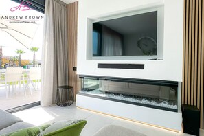 Smart TV y chimenea 