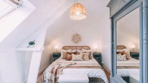 4 slaapkamers, een bureau, een strijkplank/strijkijzer, reisbedje