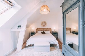 4 chambres, bureau, fer et planche à repasser, lit parapluie