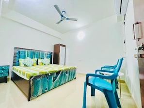 2 bedrooms, bed sheets - 7 Kiwi's Luxury Stay (VARANASI)