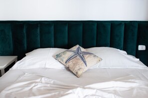 Egyptian cotton sheets, premium bedding, in-room safe, desk - Vila Sanremo (Tirana)