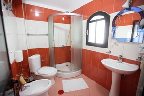 Chambre Double | Salle de bain | Articles de toilette gratuits, sèche-cheveux, chaussons