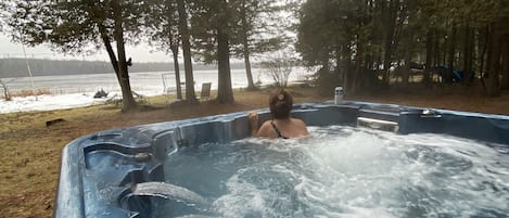Outdoor spa tub