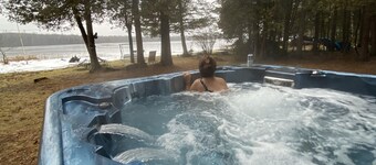 Lovely private waterfront cottage with private beach, boats and volleyballbeach 