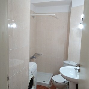 Secadora de cabello, toallas, jabón, papel de baño 