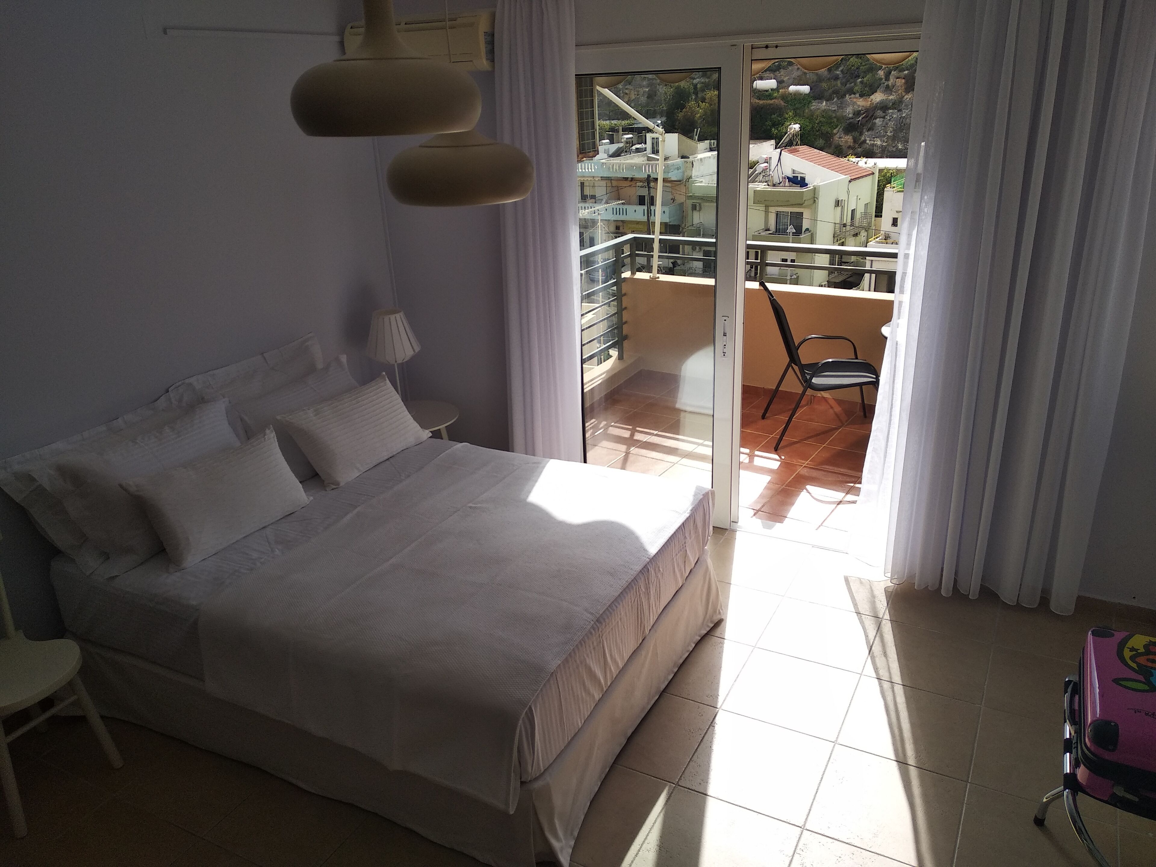 1 habitación, tabla de planchar con plancha, wifi y ropa de cama 