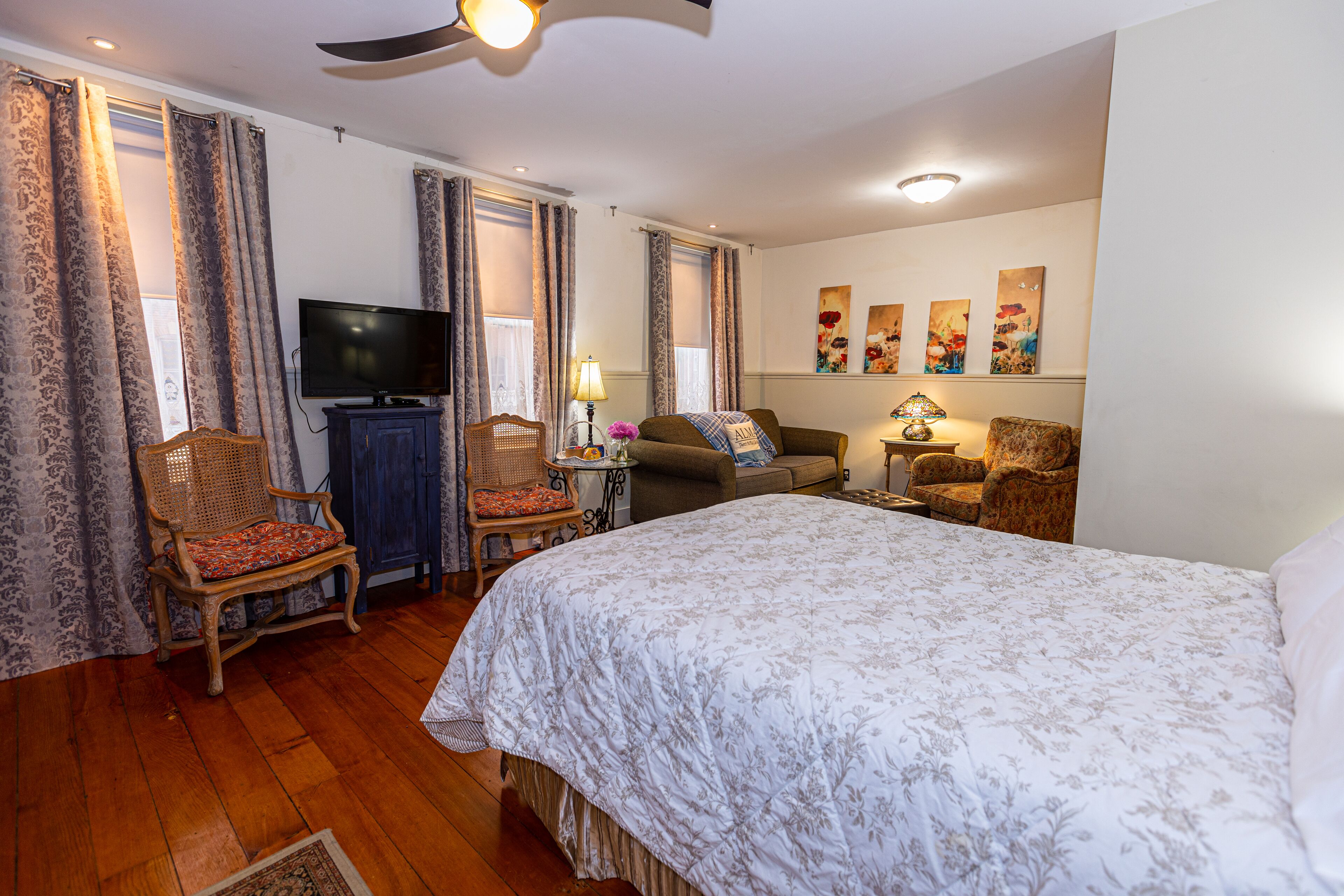 Blue Door Inn- Suite Three