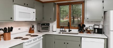 Geladeira, micro-ondas, fogão, cooktop
