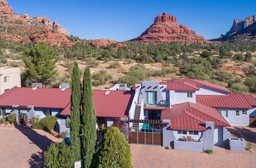 Cozy Cactus Resort "sorta/kinda" - 6 units, 4 kitchens, 9 Bedrooms & 9 King Beds