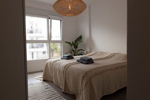 3 bedrooms, iron/ironing board, WiFi, bed sheets - Gloednieuw Strand Golf Appartement < 1 km van het Strand en de Golfbaan (AN)