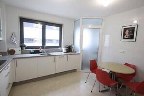Private kitchen - Modern Apartment Near City Center - 300mbp Optic Fiber (Santiago de Compostela)