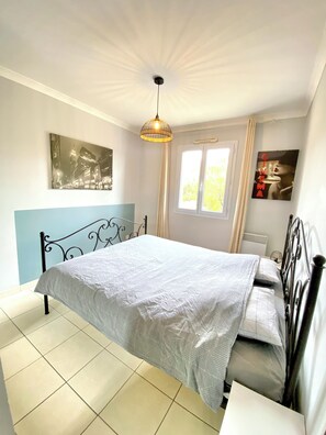 3 bedrooms, desk, iron/ironing board, free WiFi