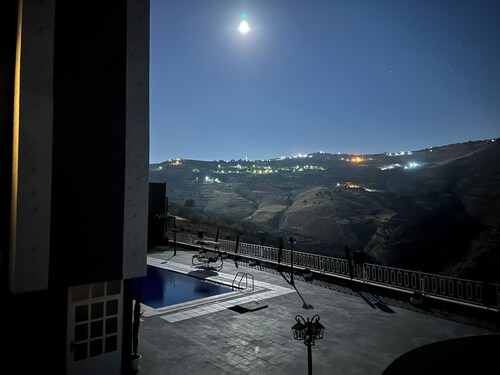 Luxury villa with pool and amazing mountain view by Sama Petra