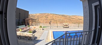 Luxury villa with pool and amazing mountain view by Sama Petra