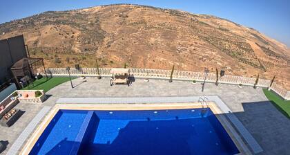 Luxury villa with pool and amazing mountain view by Sama Petra