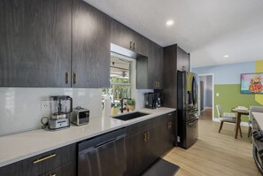 Réfrigérateur, four à micro-ondes, un four, surface de cuisson