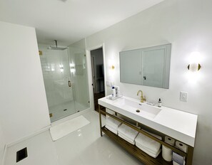 Douche, séchoir à cheveux, serviettes fournies, savon
