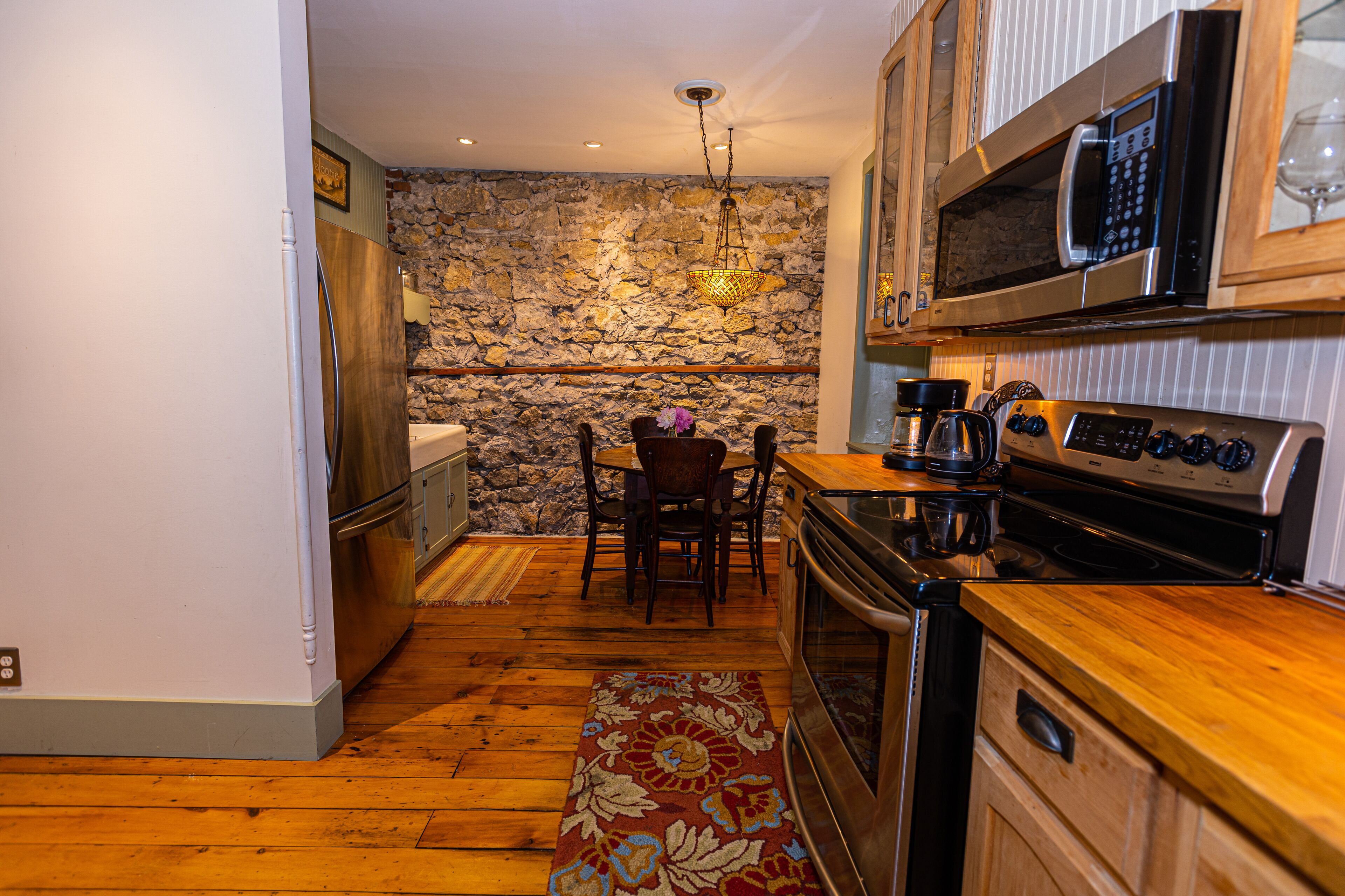 Blue Door Inn- Upper Apartment