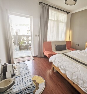 Economy Double Room, 1 King Bed, Non Smoking, Courtyard View