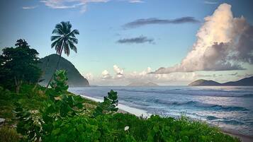 Beach nearby, sun loungers, beach towels