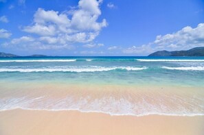 在海灘附近、躺椅、沙灘巾