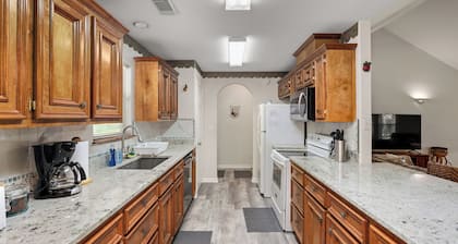 Relaxing single-family house on a 2-acre land between Houston and Galveston