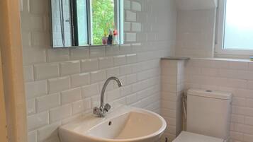 Een douche, een haardroger, handdoeken, toiletpapier