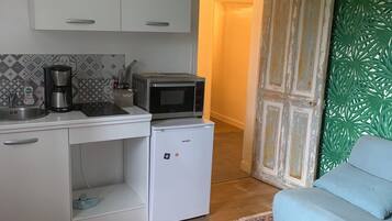 Fridge, oven, stovetop, coffee/tea maker