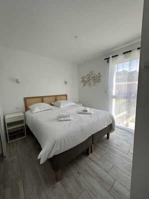 4 slaapkamers, een strijkplank/strijkijzer, beddengoed